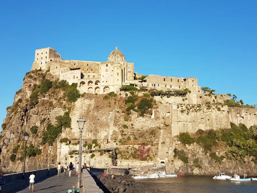 Esplorando Ischia: 5 Luoghi Imperdibili da Visitare