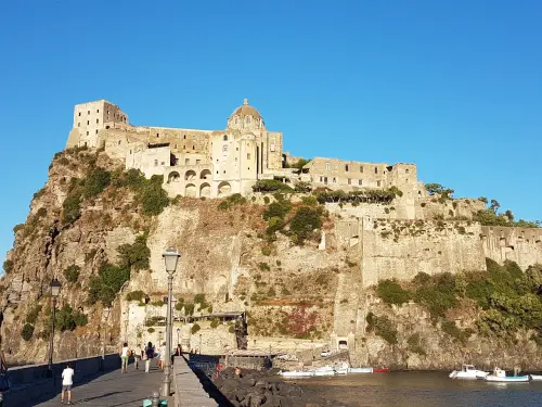 Esplorando Ischia: 5 Luoghi Imperdibili da Visitare