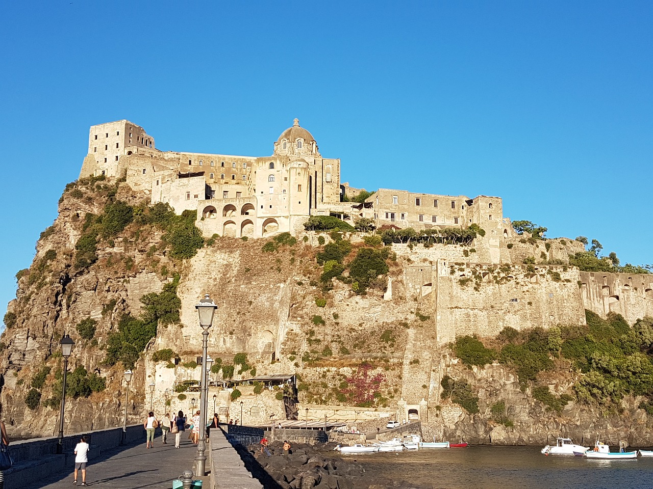 Esplorando Ischia: 5 Luoghi Imperdibili da Visitare