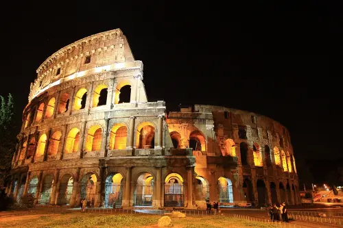Capodanno 2024 nella capitale, festeggiamenti indimenticabili tra antiche rovine e luci scintillanti